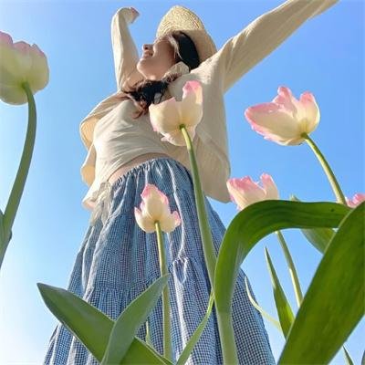 伊莱克特勒滑翔在蓝天